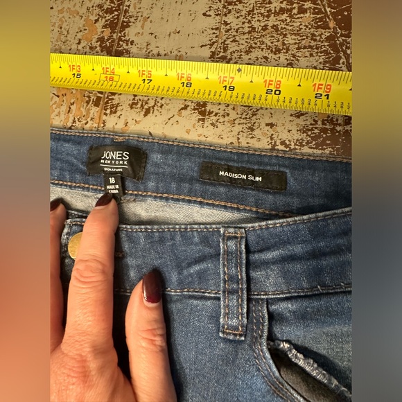 Sz 18 Jones New York Madison Slim skinny - medium wash jeans. Excellent shape! - Picture 2 of 5